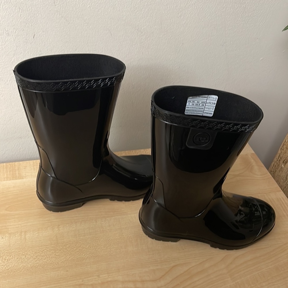 UGG Raana Black High Gloss Rain Boot with Removeable Sheepskin Insole - New